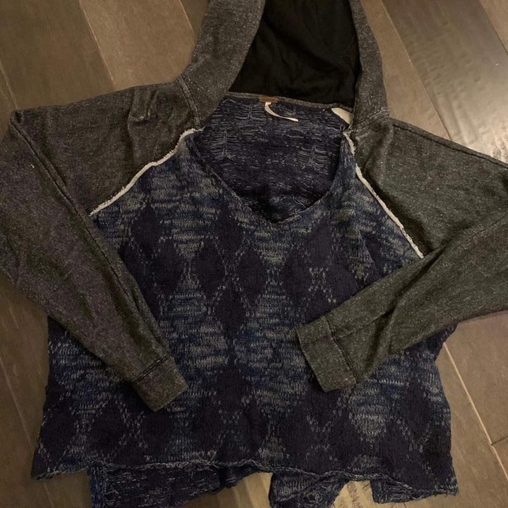 Cropped sweatshirt with hoodie